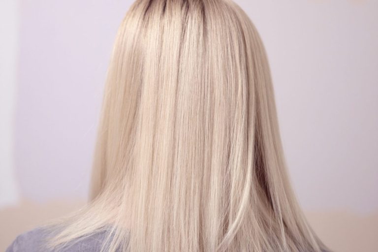 Helle, glatte, lange Haare von hinten gesehen, mit einem sanften, natürlichen Look.